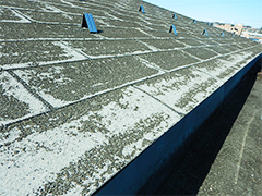 アスファルトシングル葺き屋根のカバー工法 施工の状況1