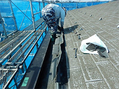 アスファルトシングル葺き屋根のカバー工法 施工の状況2