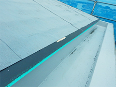アスファルトシングル葺き屋根のカバー工法 施工の状況3