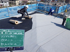 アスファルトシングル葺き屋根のカバー工法 施工の状況4