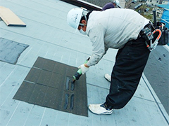 アスファルトシングル葺き屋根のカバー工法 施工の状況5